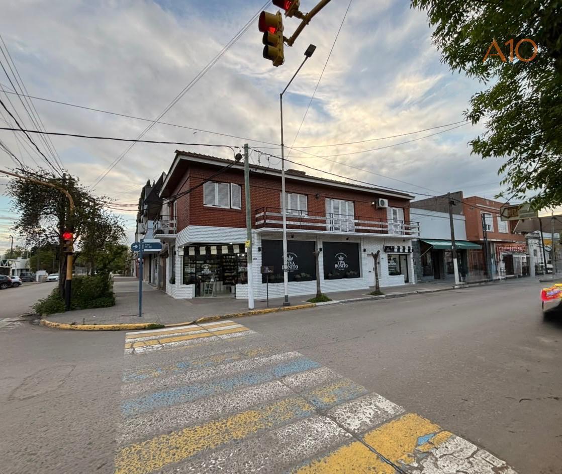 Foto de PROPIEDAD EN ESQUINA CON 2 LOCALES Y VIVIENDA DE 4 AMB EN PLENO CENTRO, imagen 3