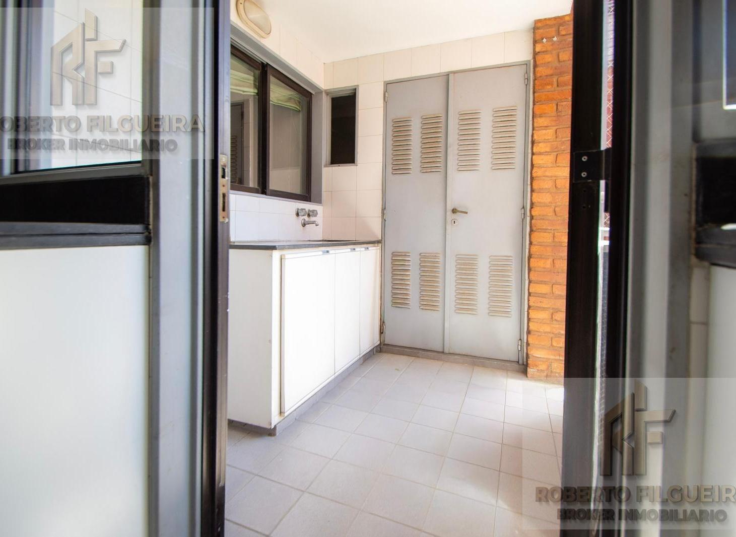 Foto de Alquiler Departamento 4 ambientes con dependencia, balcon y cochera, imagen 2
