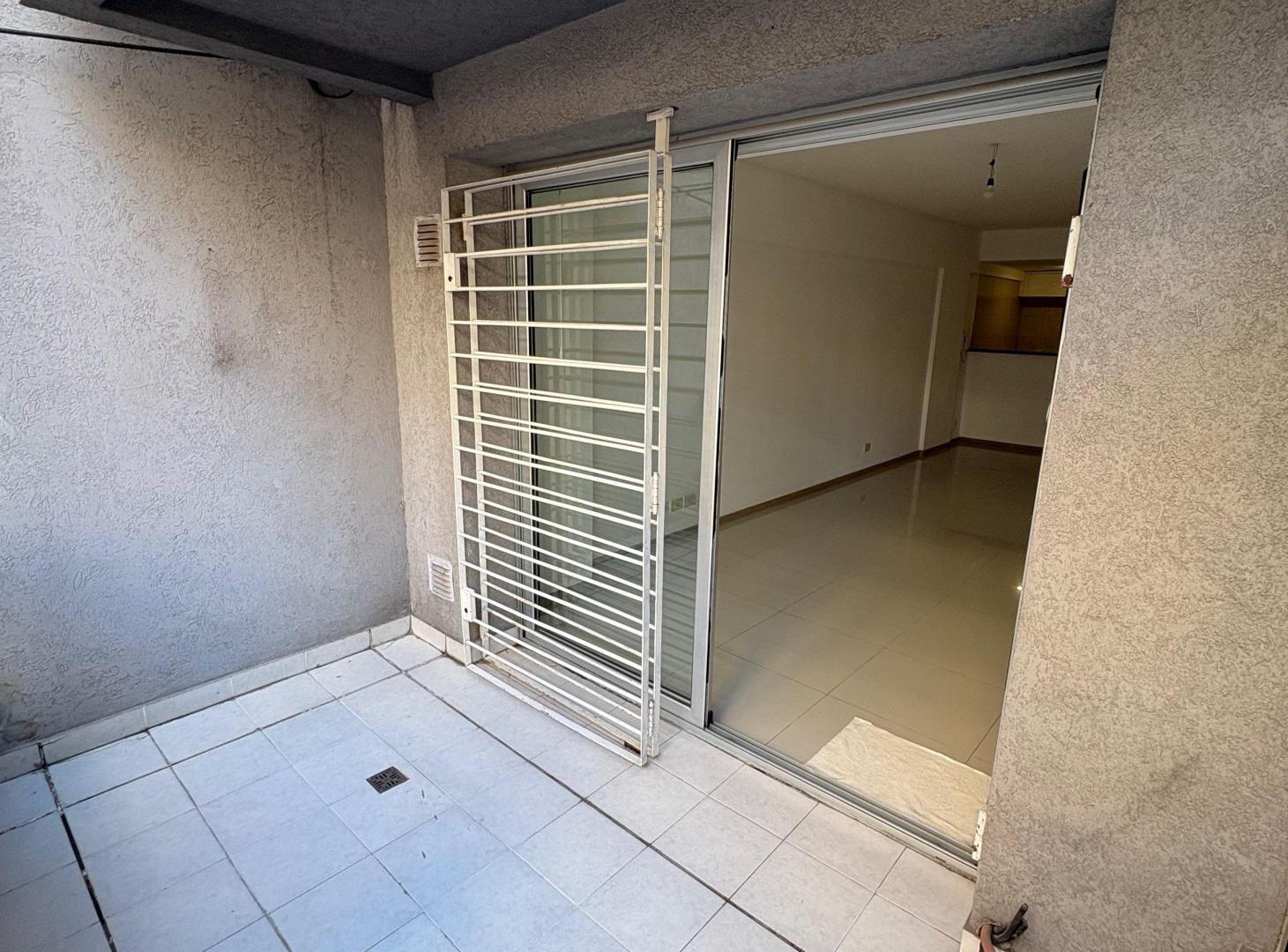 Foto de 2 ambientes con balcon amplio al frente y pileta, imagen 1