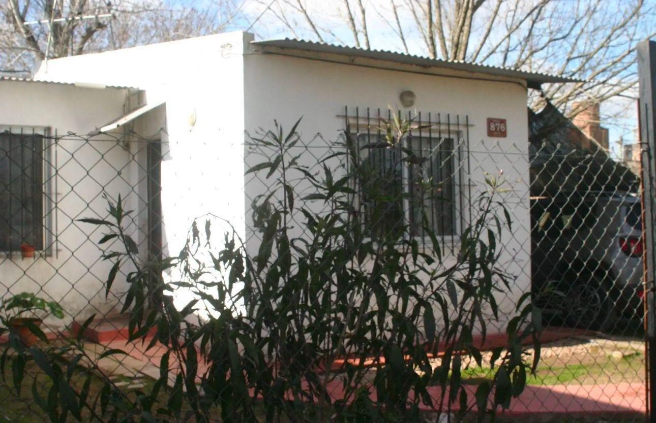 Foto de Casa a refaccionar en venta en Carlos Spegazzini, Ezeiza, con parque, imagen 1