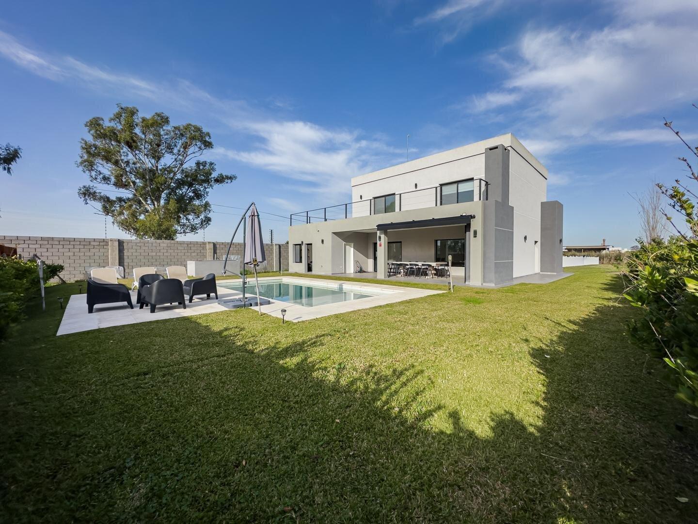 Foto de Casa 4 ambientes en venta en Lagos de Canning I con pileta, imagen 1