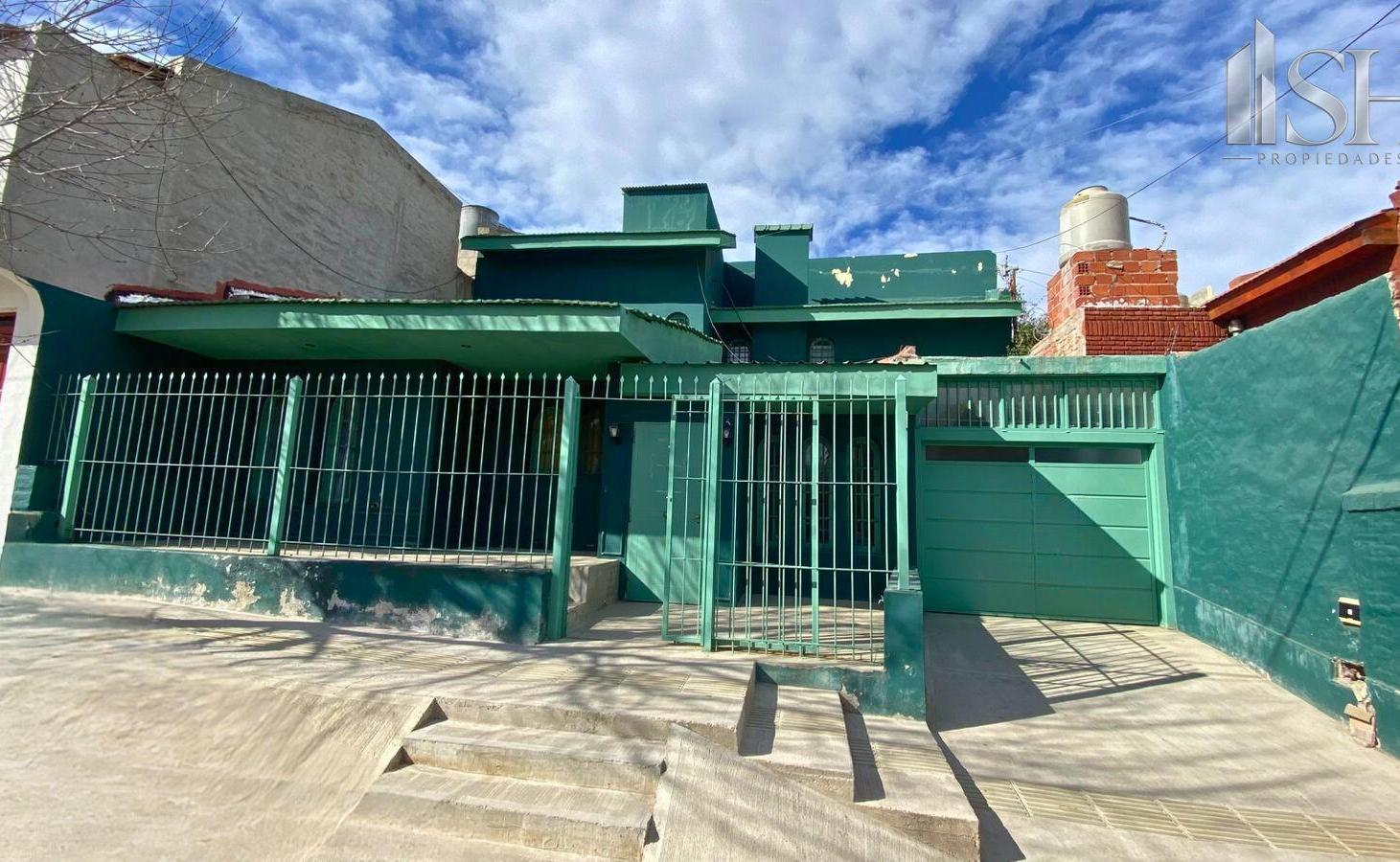 Foto de VENTA DE CASA 4 DORM. CON COCHERA, BALCON Y QUINCHO. NEUQUEN., imagen 1