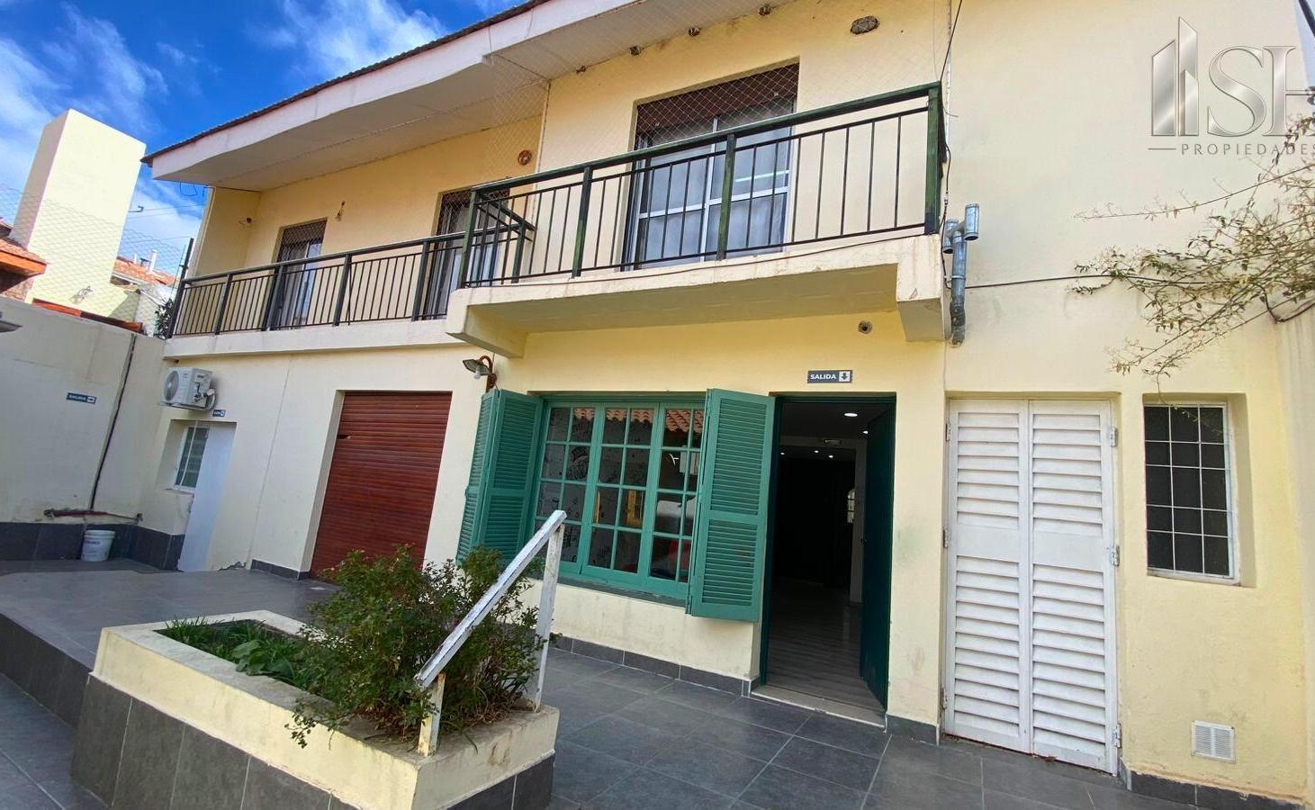 Foto de VENTA DE CASA 4 DORM. CON COCHERA, BALCON Y QUINCHO. NEUQUEN., imagen 2