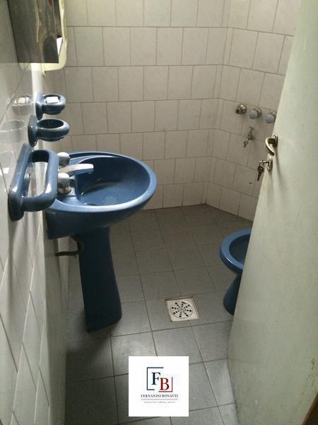 Foto de AMPLIO LOCAL COMERCIAL EN LÍNEA MUNICIPAL DESARROLLADO SOBRE DOS LOTES, imagen 3
