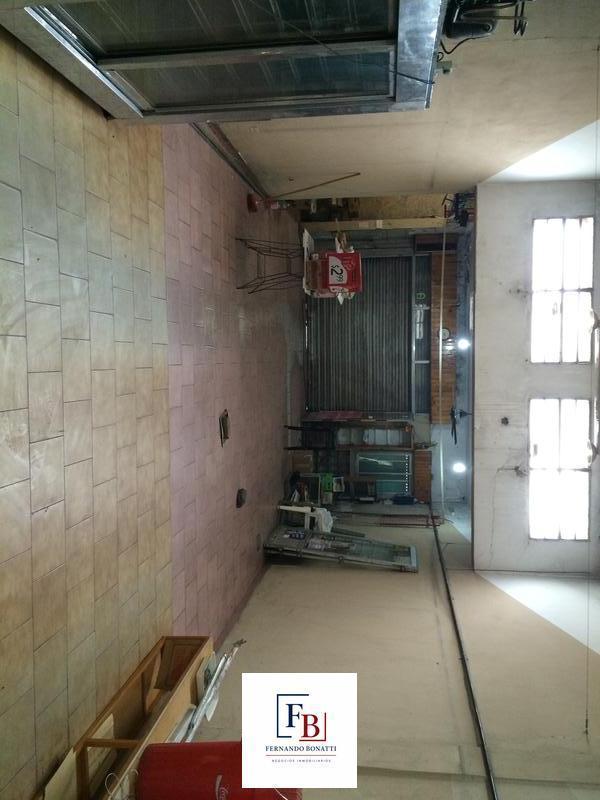 Foto de AMPLIO LOCAL COMERCIAL EN LÍNEA MUNICIPAL DESARROLLADO SOBRE DOS LOTES, imagen 1