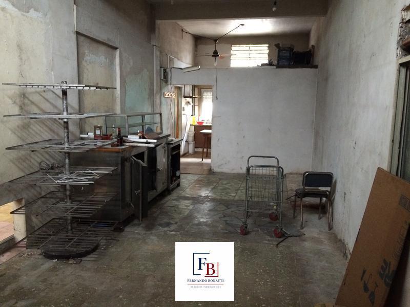 Foto de AMPLIO LOCAL COMERCIAL EN LÍNEA MUNICIPAL DESARROLLADO SOBRE DOS LOTES, imagen 2