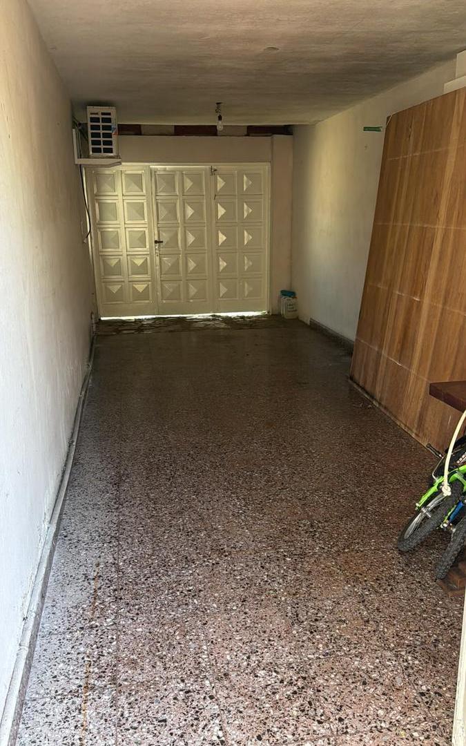 Foto de CASA MULTIFAMILIAR EN VENTA – CASEROS | 6 AMBIENTES CON GARAJE, imagen 4
