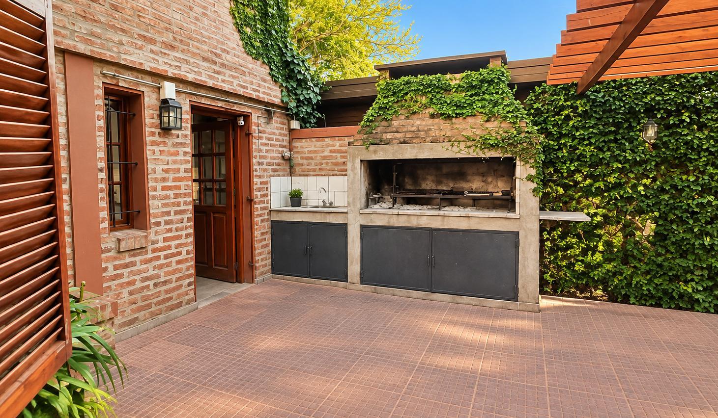 Foto de EXCLUSIVA CASA EN ESQUINA CON PISCINA, DOBLE INGRESO Y COCHERA PARA 4, imagen 3