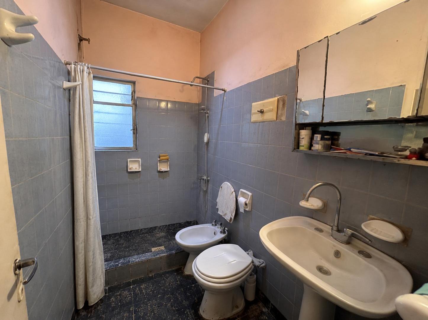 Foto de Casa a reciclar perfectamente ubicada en Castelar, imagen 2