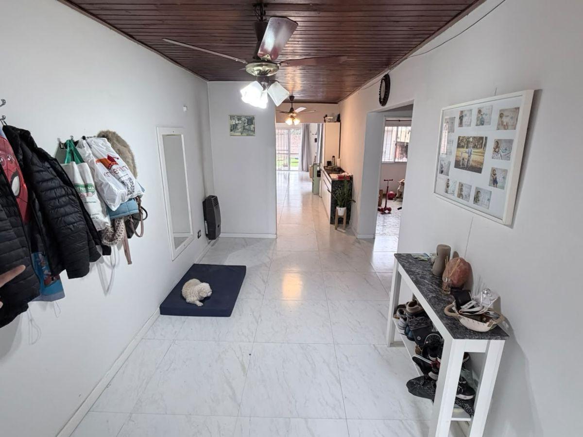 Foto de Hermosa casa 3 amb. Cochera p/ 2 autos. Jardín al frente y cfte. Patio, imagen 5