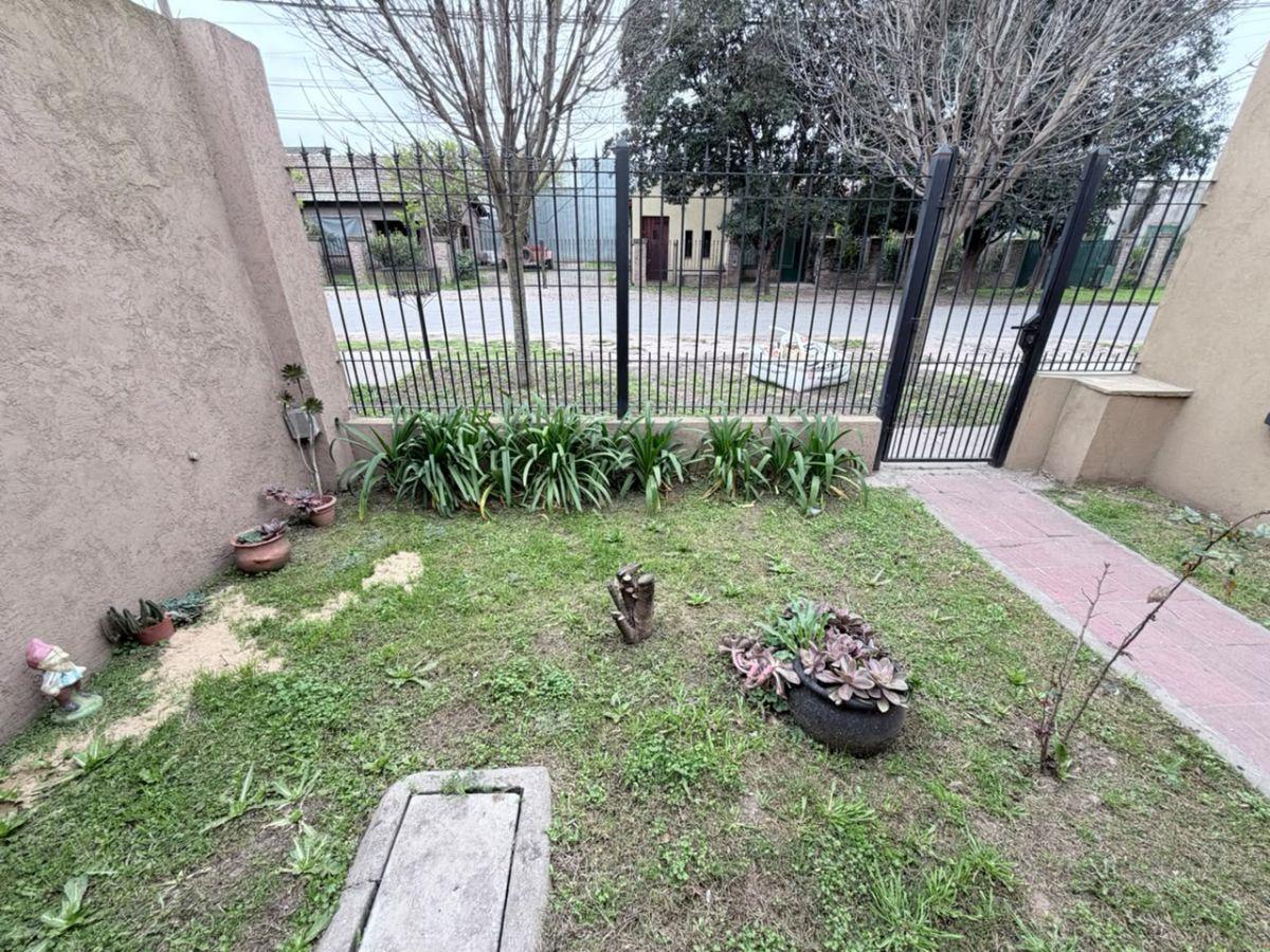 Foto de Hermosa casa 3 amb. Cochera p/ 2 autos. Jardín al frente y cfte. Patio, imagen 3