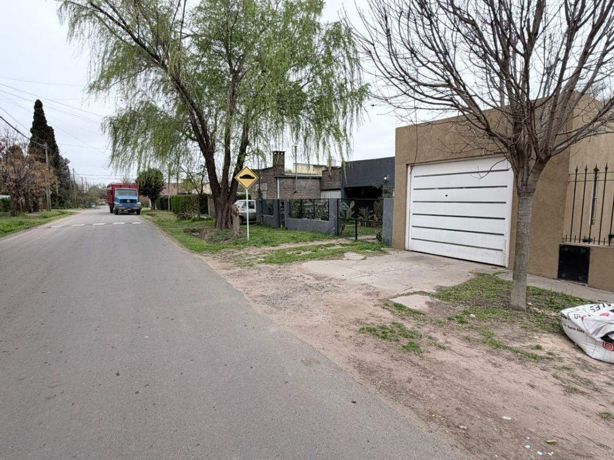 Foto de Hermosa casa 3 amb. Cochera p/ 2 autos. Jardín al frente y cfte. Patio, imagen 2