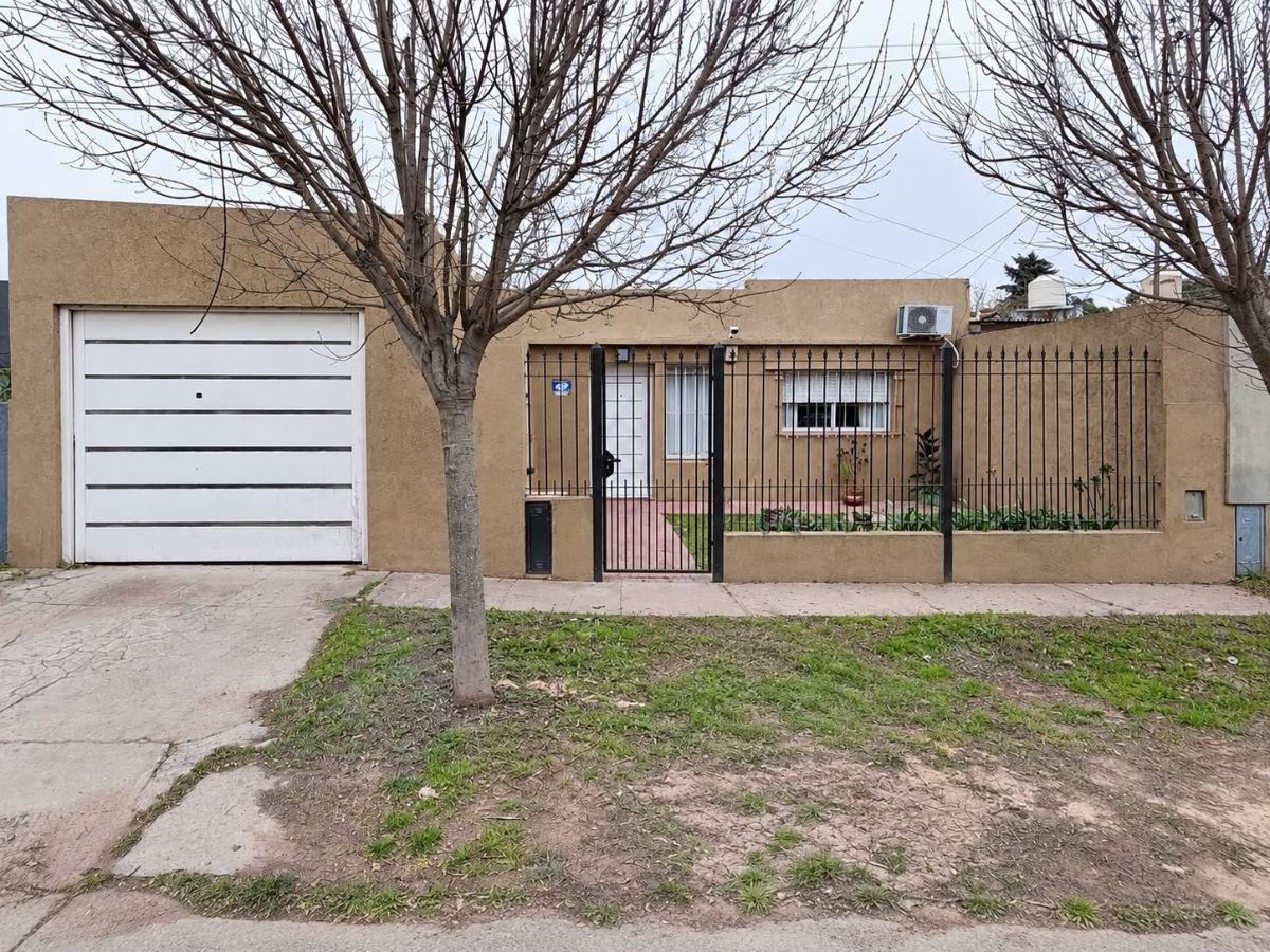 Foto de Hermosa casa 3 amb. Cochera p/ 2 autos. Jardín al frente y cfte. Patio, imagen 1