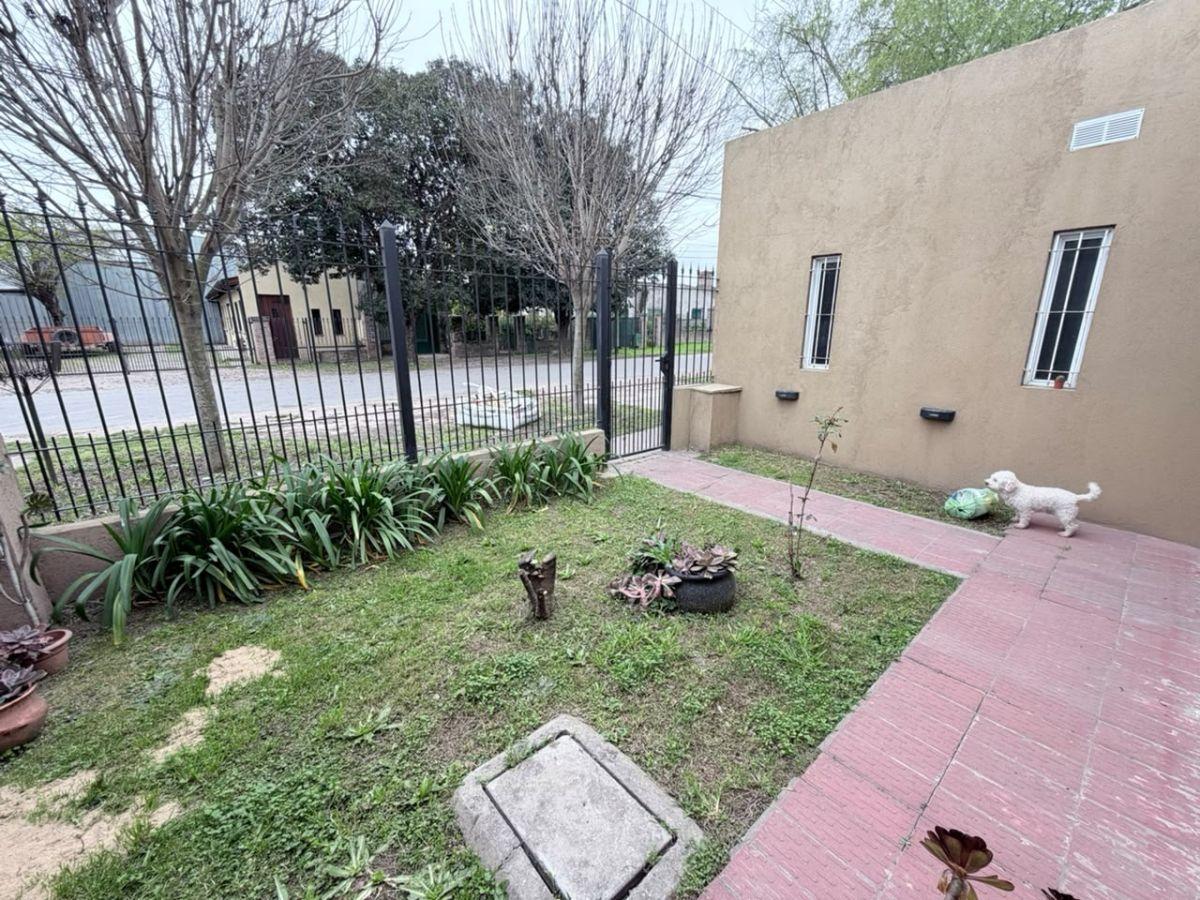 Foto de Hermosa casa 3 amb. Cochera p/ 2 autos. Jardín al frente y cfte. Patio, imagen 4