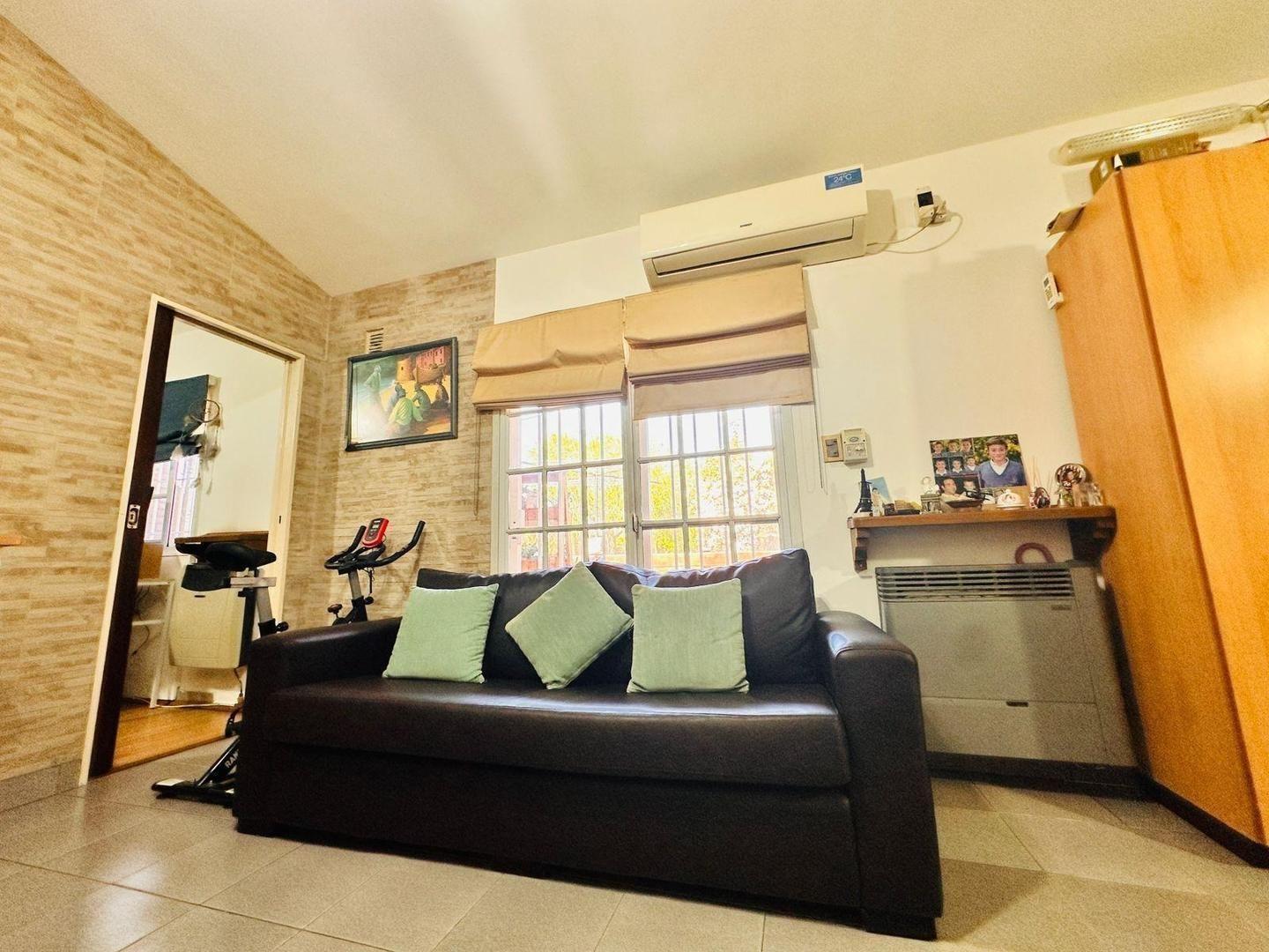 Foto de Casa 4 ambiente en venta Monte Grande con Jardín, imagen 3