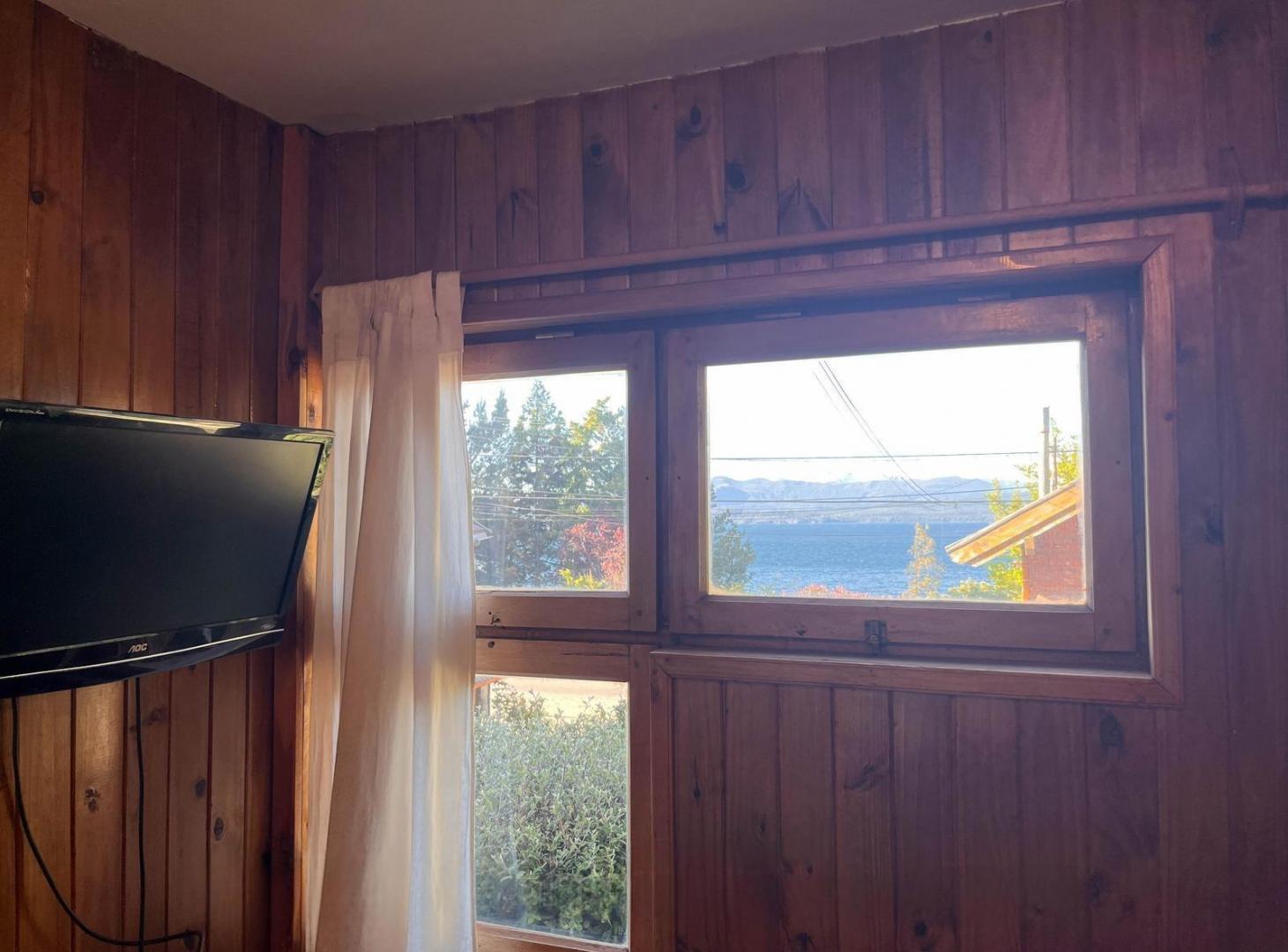 Foto de VENTA Complejo de 11 cabañas con vista al lago KM 5, imagen 2