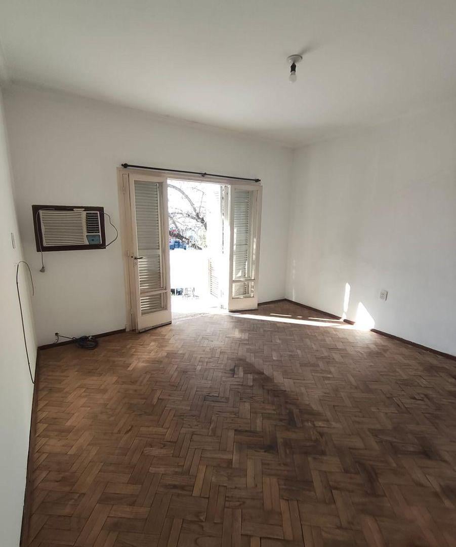 Foto de Casa en planta alta de 3 dormitorios con local comercial sobre Gral. Paz, imagen 2