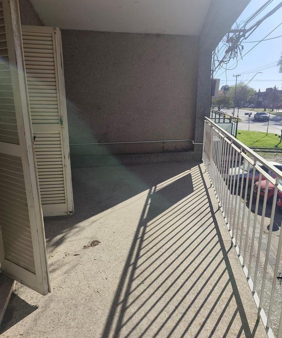Foto de Casa en planta alta de 3 dormitorios con local comercial sobre Gral. Paz, imagen 3
