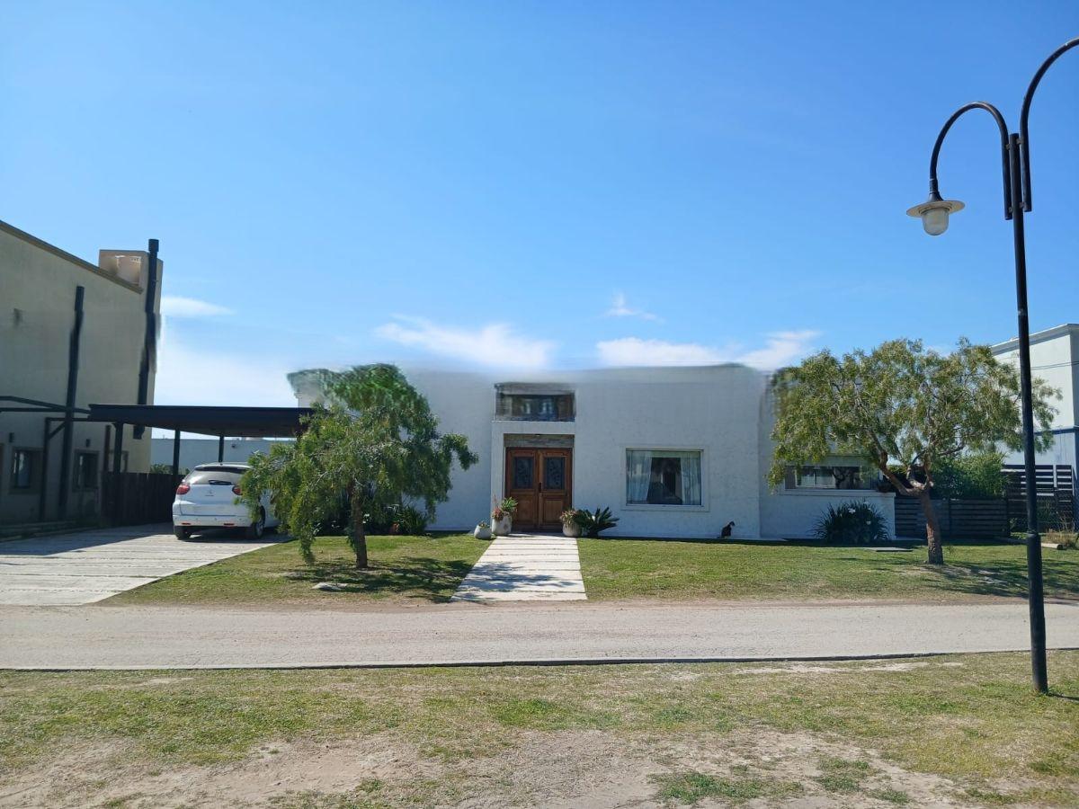 Foto de Casa en una planta con pileta y galería. Barrio El Ensueño · Ingeniero, imagen 1