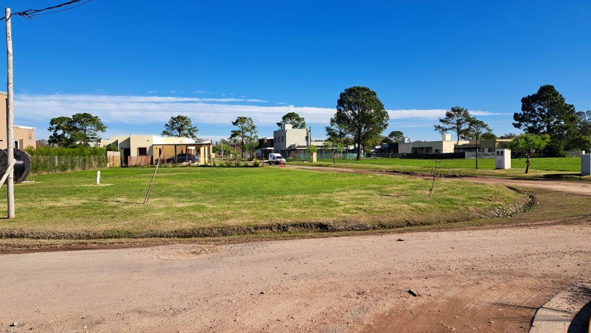 Foto de Lote central, de 757 m2. en esquina muy próximo a la laguna., imagen 1