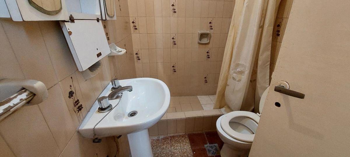 Foto de Venta casa 3 ambientes y 2 locales Quilmes, imagen 4