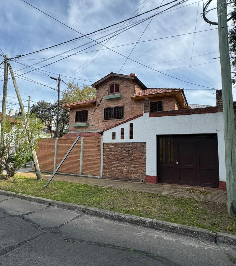 Foto de Hermoso PH de 3 dormitorios con jardín, galería y garage en excelente, imagen 1