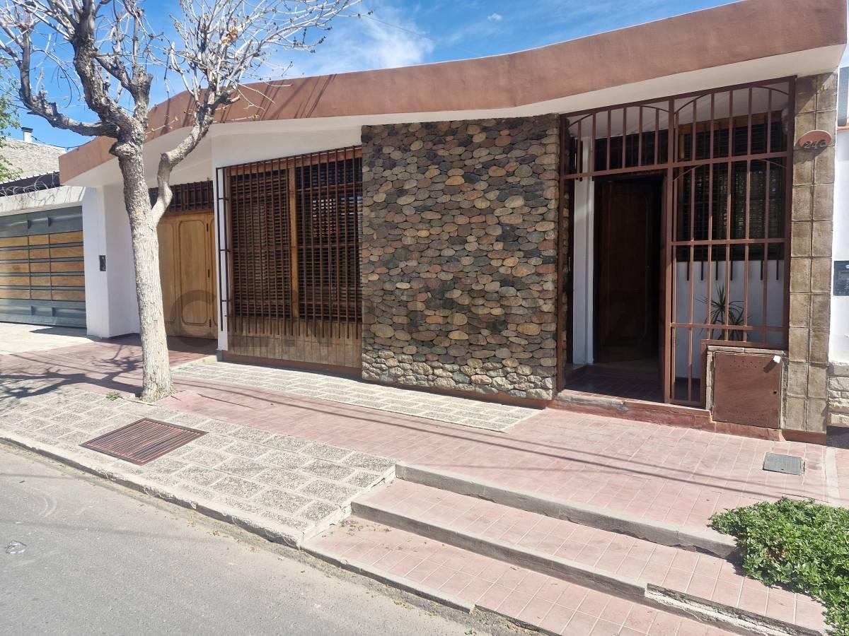 Foto de CASA EN VENTA C/PILETA VILLANUEVA, imagen 2