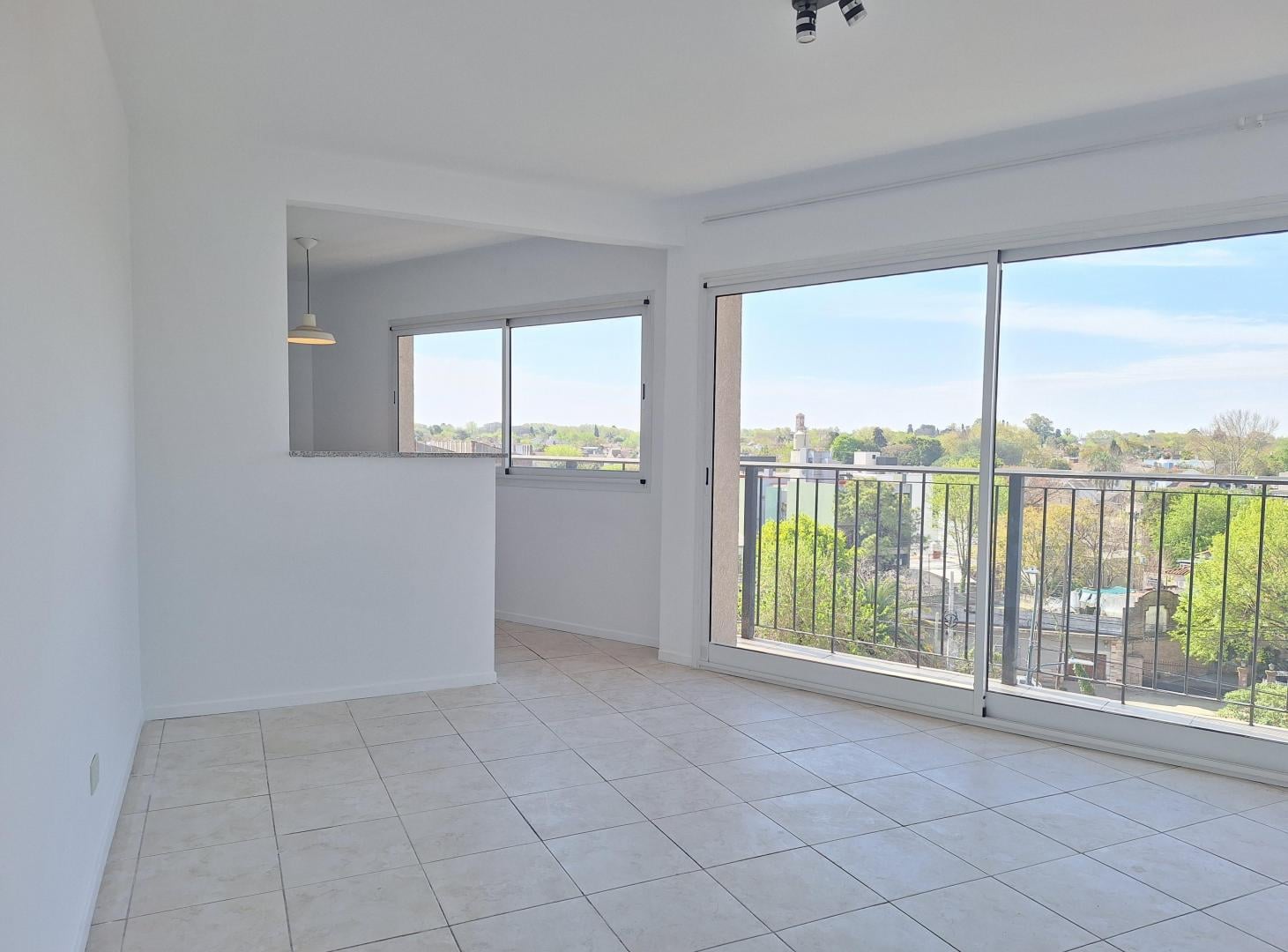 Foto de 2 amb. + cochera fija en Béccar, 5.º piso, vista abierta al verde, imagen 1
