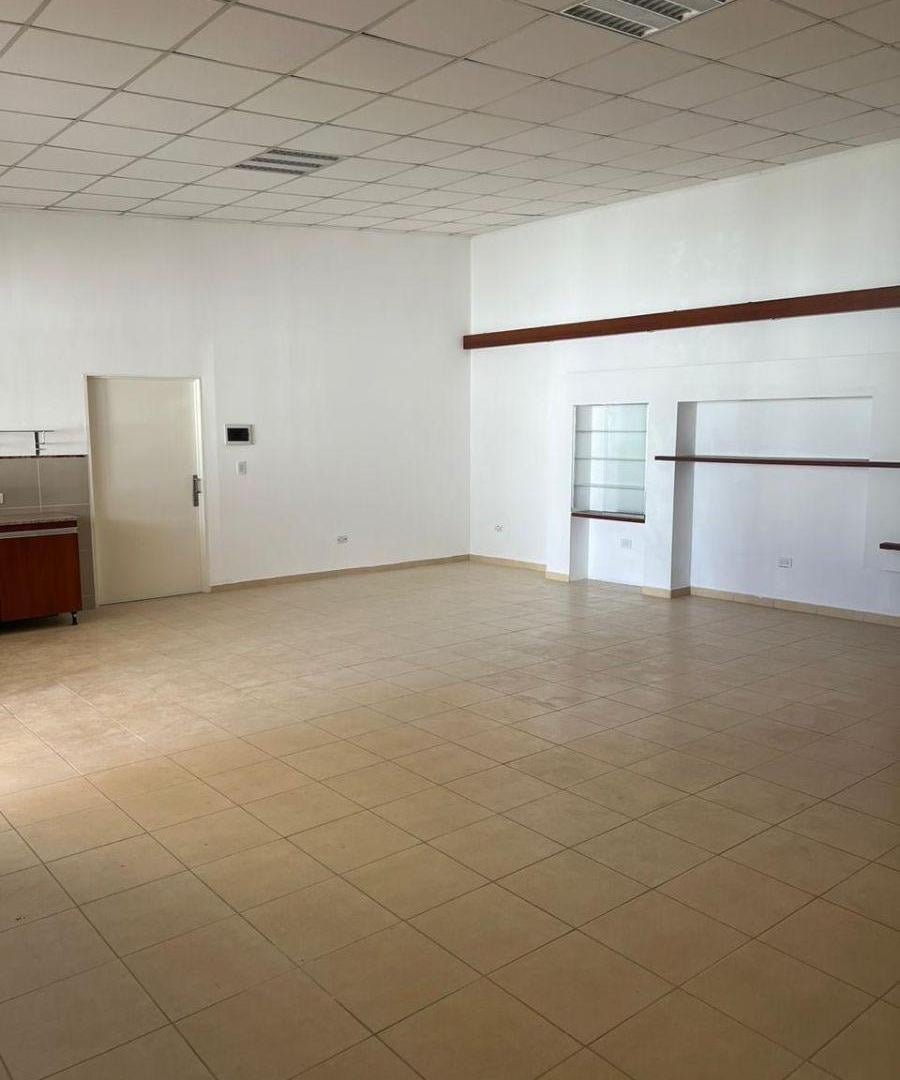 Foto de VENTA | SALÓN COMERCIAL CON PATIO Y ACCESO VEHICULAR, imagen 4