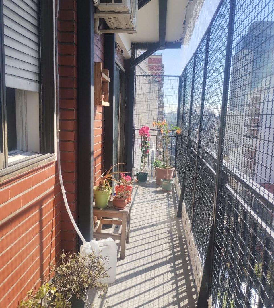 Foto de Amplio departamento sobre Av. Rivadavia súper luminoso con balcón al, imagen 5