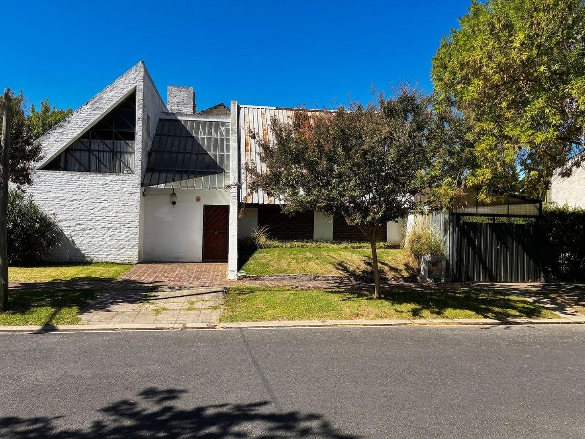 Foto de Sólida Casa de Diseño Atemporal en Esquina – Beccar - APTO CRÉDITO, imagen 1