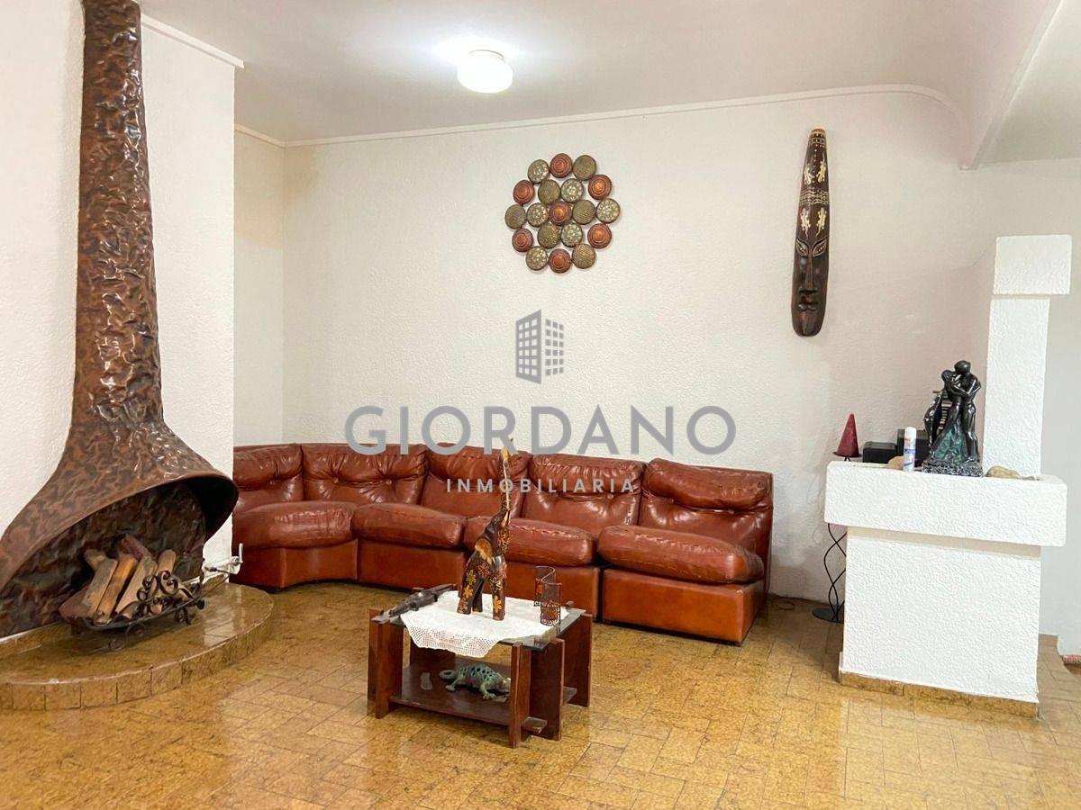 Foto de Venta Casa Chalet 4 Ambientes Con Fondolibre Castelar Centro, imagen 3