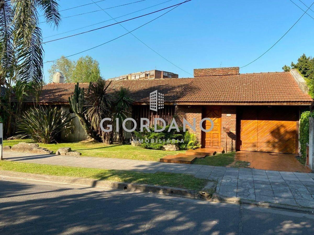 Foto de Venta Casa Chalet 4 Ambientes Con Fondolibre Castelar Centro, imagen 1