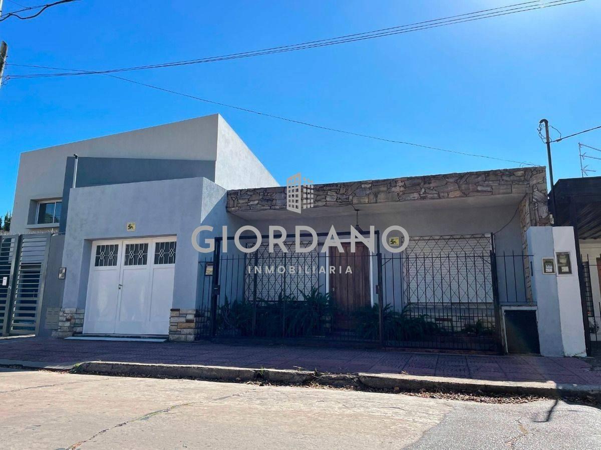 Foto de Venta Casa Castelar Sur 4 Ambientes Con Fondo Libre, imagen 1