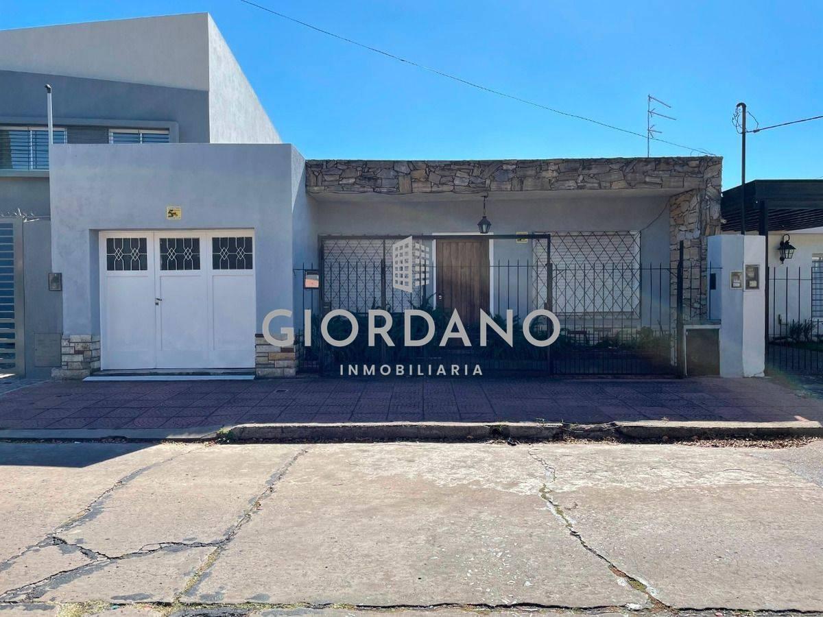 Foto de Venta Casa Castelar Sur 4 Ambientes Con Fondo Libre, imagen 2