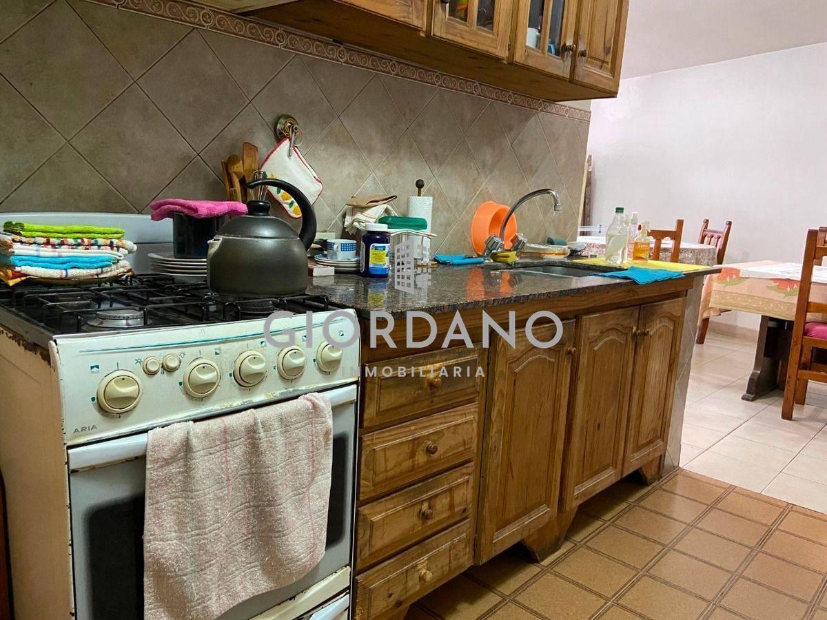 Foto de Venta Casa Castelar Sur 4 Ambientes Con Fondo Libre Cochera, imagen 4