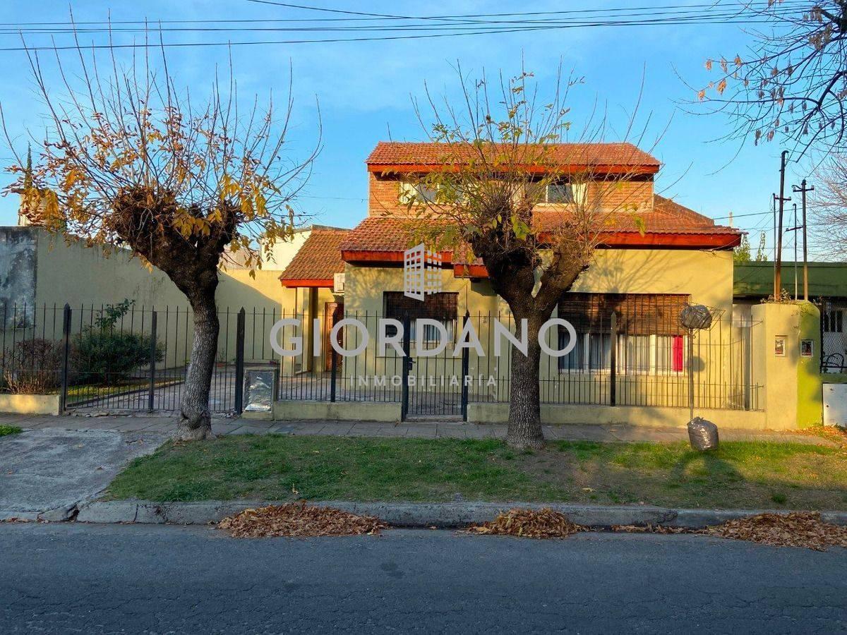 Foto de Venta Casa Castelar Sur 4 Ambientes Con Fondo Libre Cochera, imagen 1