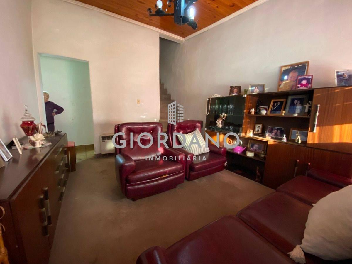 Foto de Venta Casa Castelar Sur 4 Ambientes Con Fondo Libre Cochera, imagen 2