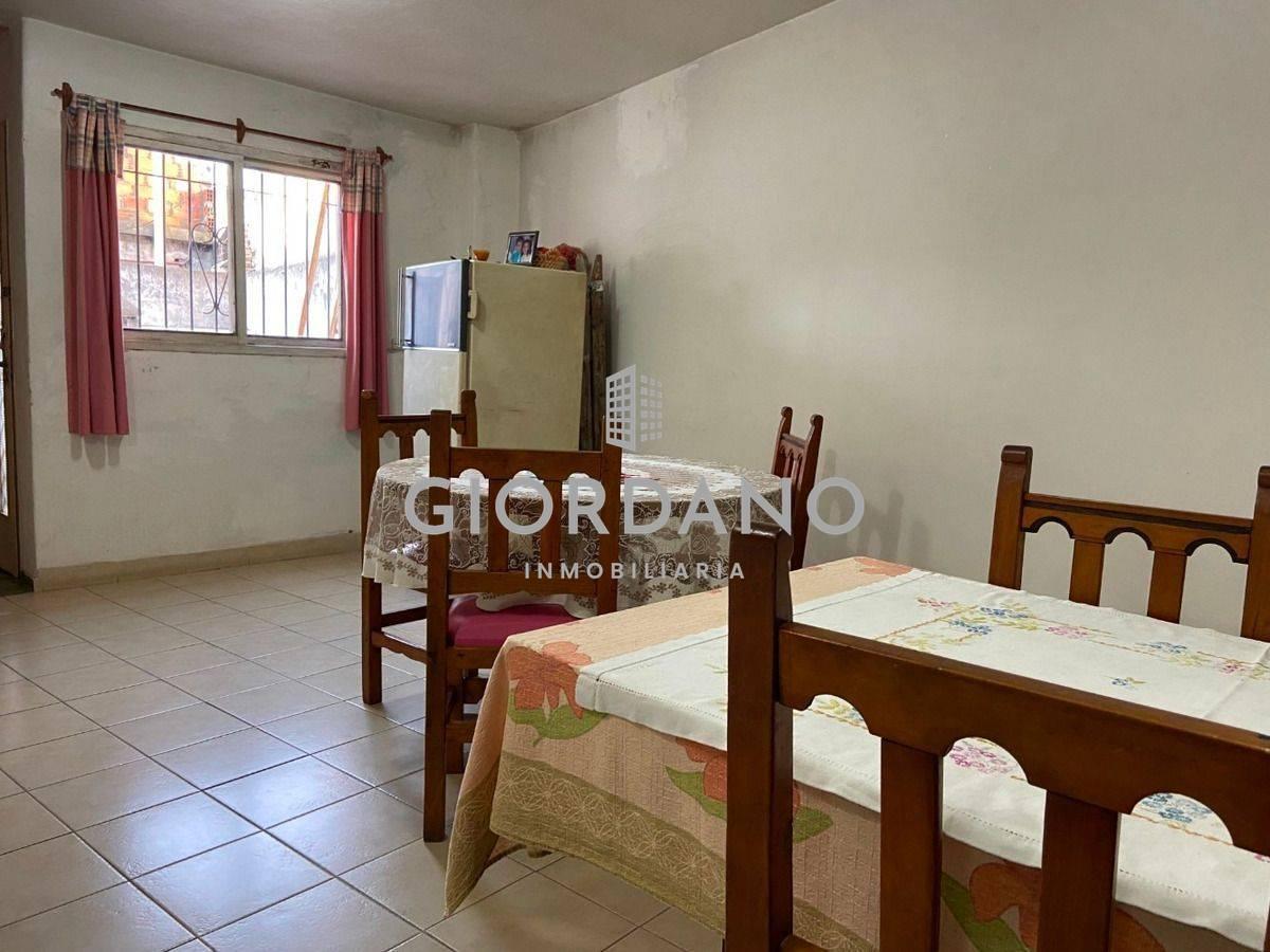 Foto de Venta Casa Castelar Sur 4 Ambientes Con Fondo Libre Cochera, imagen 3