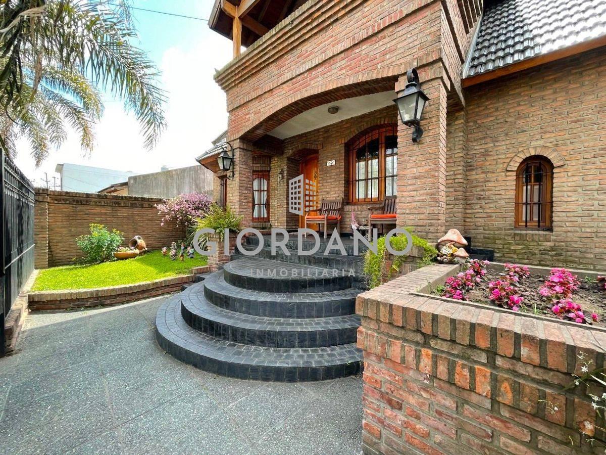 Foto de Venta Casa 5 Ambientes Con Fondo Libre, imagen 2