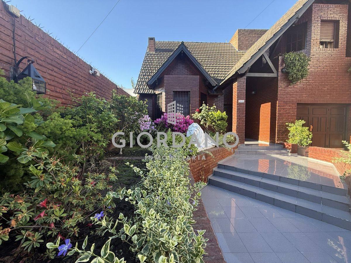 Foto de Venta casa Castelar Norte Con Jardín, imagen 2