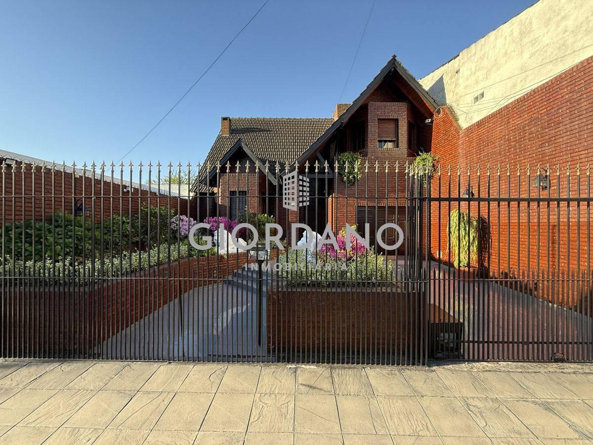 Foto de Venta casa Castelar Norte Con Jardín, imagen 1