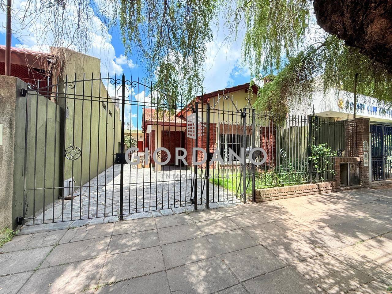 Foto de Venta casa Castelar 3 ambientes con dependencia de servicio, imagen 2
