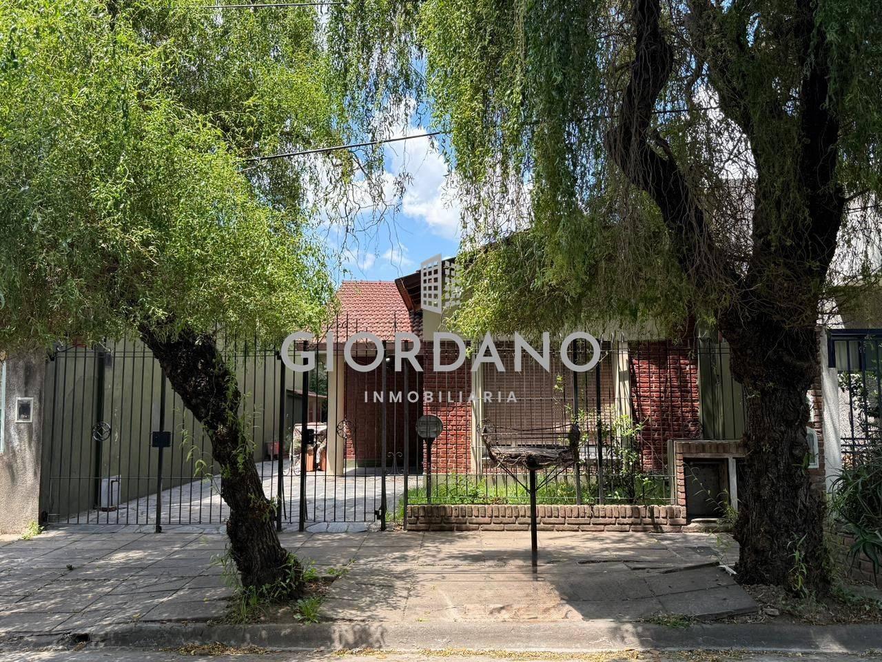 Foto de Venta casa Castelar 3 ambientes con dependencia de servicio, imagen 1