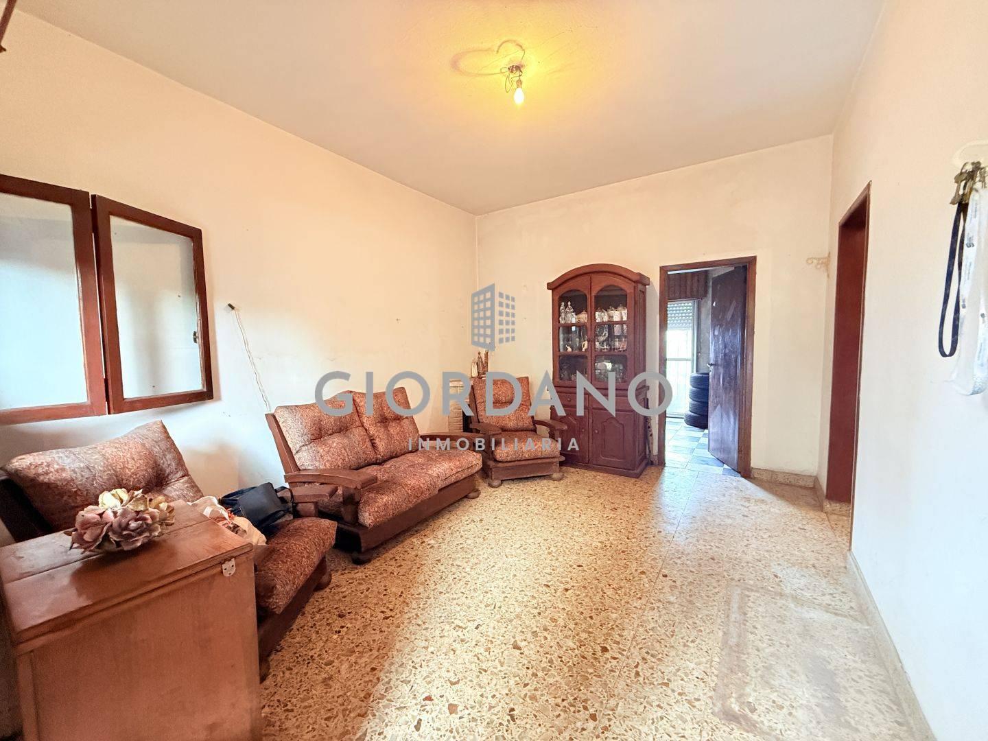 Foto de Venta Casa 9 ambientes Castelar, imagen 2