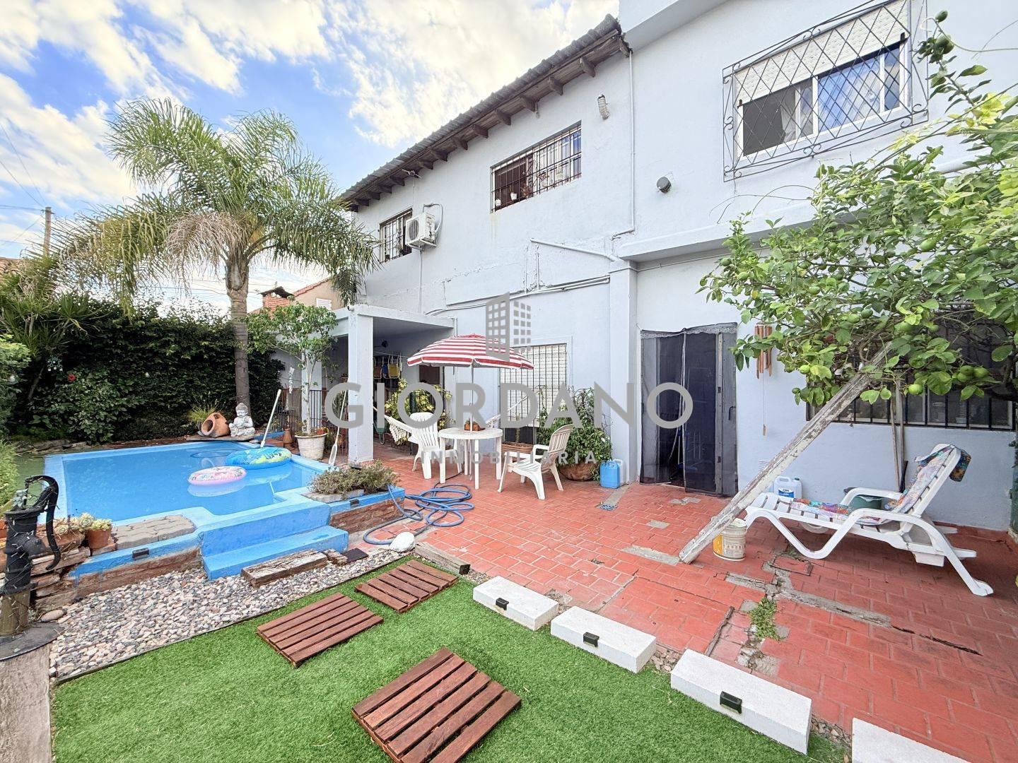 Foto de Venta Casa 9 ambientes Castelar, imagen 1
