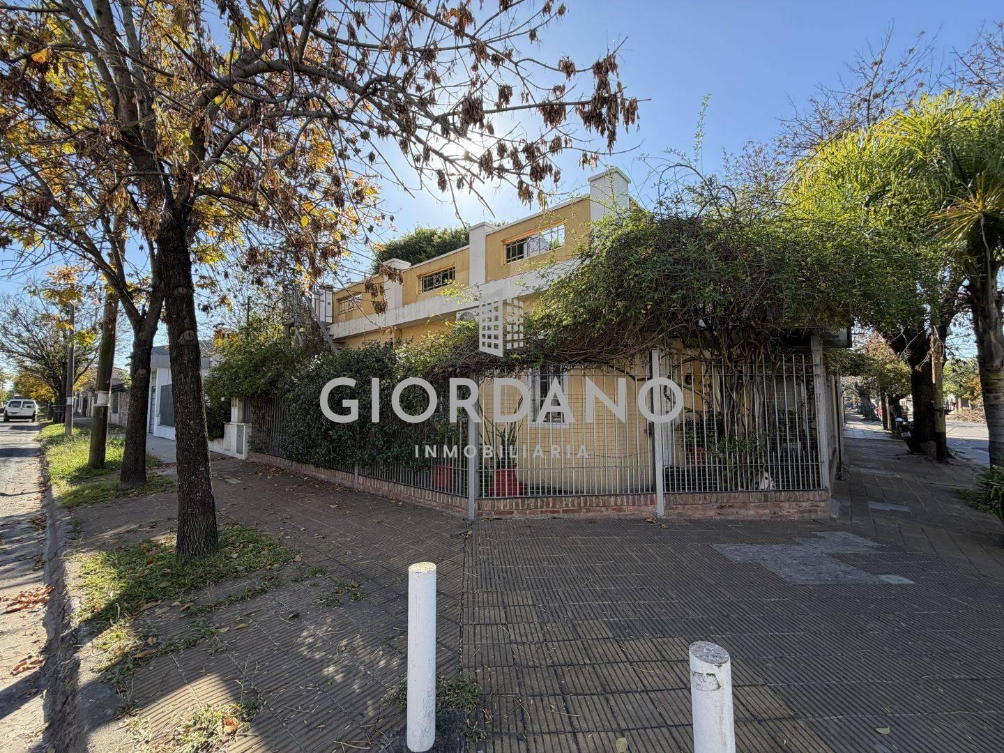 Foto de Venta Casa 5 ambientes Castelar, imagen 1