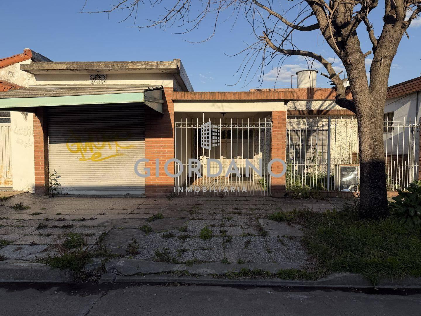 Foto de Venta casa 3 ambientes con Local Comercial Castelar, imagen 2