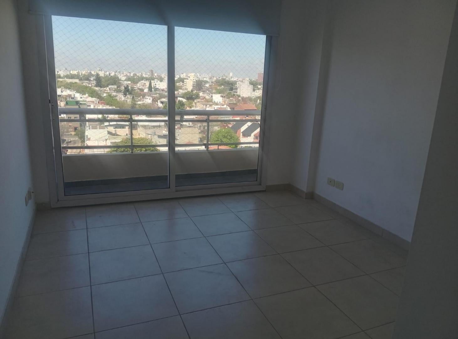 Foto de Muy lindo 3 ambientes al frente 80m2 con cochera - Antigüedad 12 años, imagen 2
