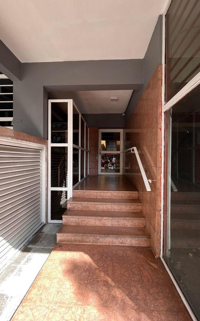 Foto de Departamento 2 Ambientes con Patio y 4 Cocheras – Tapiales Centro, imagen 3